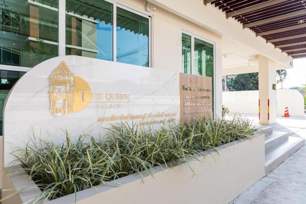 The Queen Palace Bangkok Exterior photo